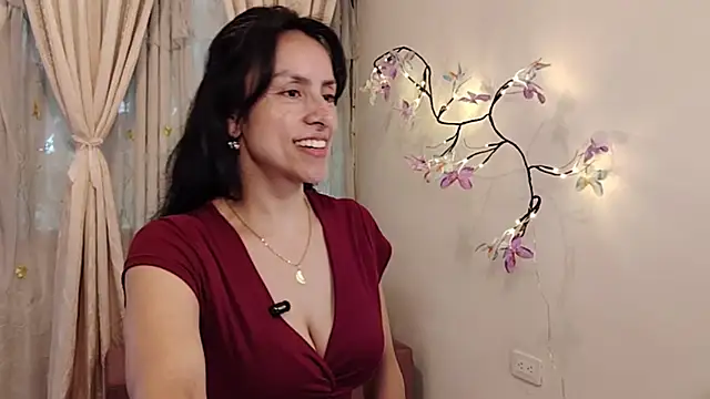 Snapshot of Bella_Exhibition chatting on May 16, 7:34 pm Bella Exhibition online show from May 16, 7:34 pm