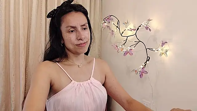 Snapshot of Bella_Exhibition chatting on May 27, 7:22 pm Bella Exhibition online show from May 27, 7:22 pm