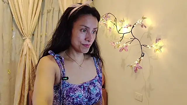 Snapshot of Bella_Exhibition chatting on June 3, 7:19 pm Bella Exhibition online show from June 3, 7:19 pm