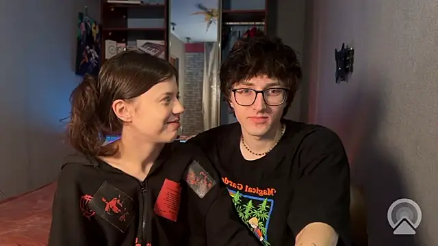 Snapshot of t_files_x chatting on February 4, 5:24 am t files x online show from February 4, 5:24 am