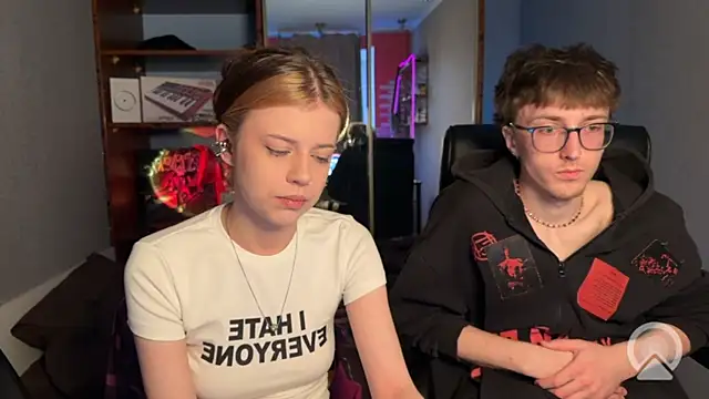 Snapshot of t_files_x chatting on April 3, 4:10 am t files x online show from April 3, 4:10 am