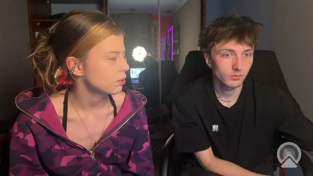 Snapshot of t_files_x chatting on April 4, 2:54 am t files x online show from April 4, 2:54 am