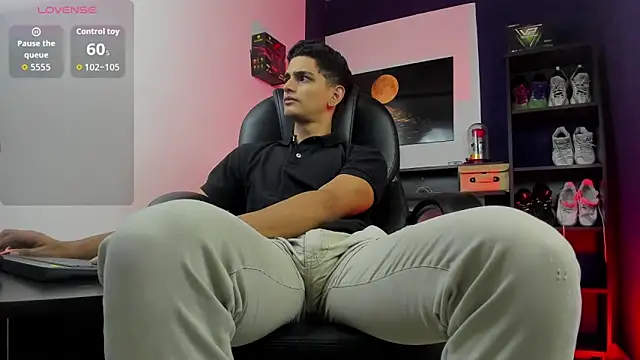 Snapshot of Alex_king27 chatting on July 2, 1:49 am Alex king27 online show from July 2, 1:49 am