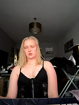 Snapshot of hotgoodgirll chatting on November 18, 2:43 pm hotgoodgirll online show from November 18, 2:43 pm