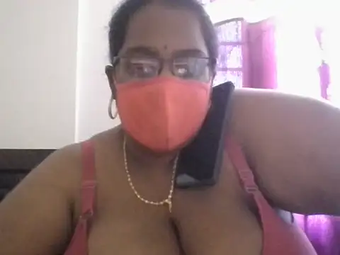 Snapshot of hootypriya chatting on April 8, 6:35 am hootypriya online show from April 8, 6:35 am