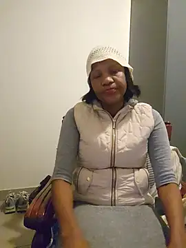 Snapshot of Mommy_Sienna chatting on May 12, 4:15 pm Mommy Sienna online show from May 12, 4:15 pm