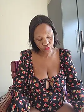Snapshot of Mommy_Sienna chatting on June 12, 10:25 am Mommy Sienna online show from June 12, 10:25 am