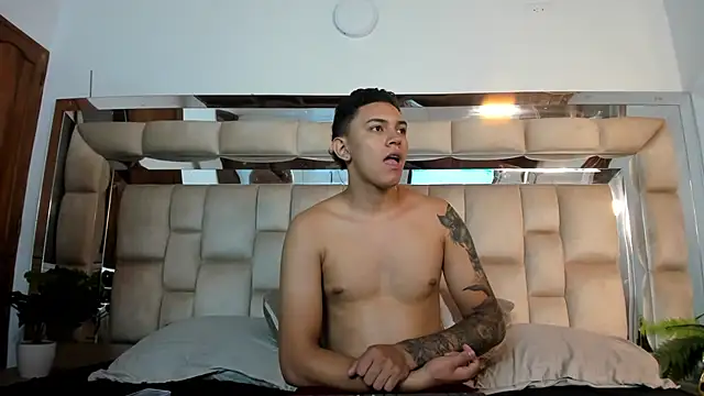 Snapshot of HotVoltage chatting on November 6, 12:17 pm HotVoltage online show from November 6, 12:17 pm