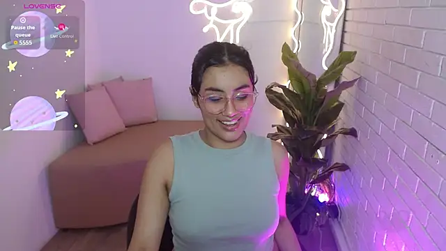 PEACHY TAY online show from November 9, 11:30 am