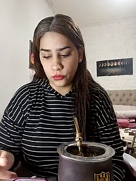 nahiarabiel33 online show from August 3, 3:38 pm