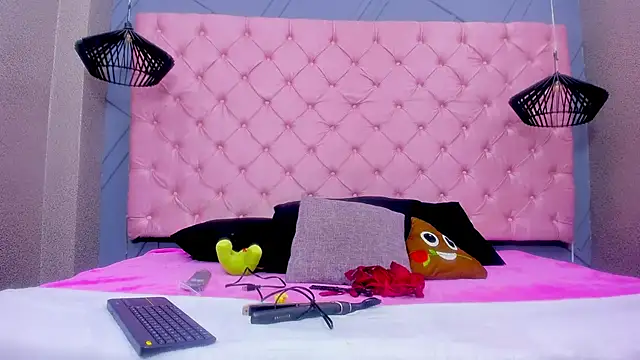 Mia Horney online show from December 17, 1:17 pm