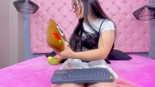 Mia Horney online show from December 22, 1:52 pm