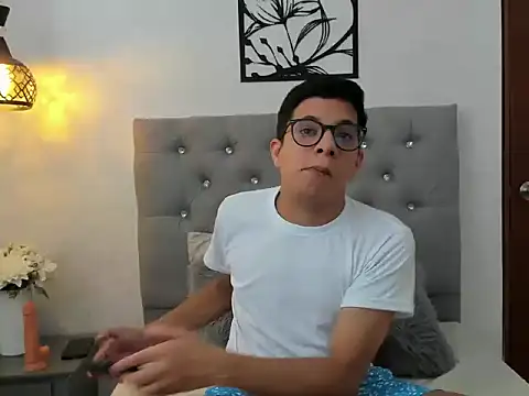 Snapshot of LucaDave_1 chatting on November 7, 7:36 pm LucaDave 1 online show from November 7, 7:36 pm