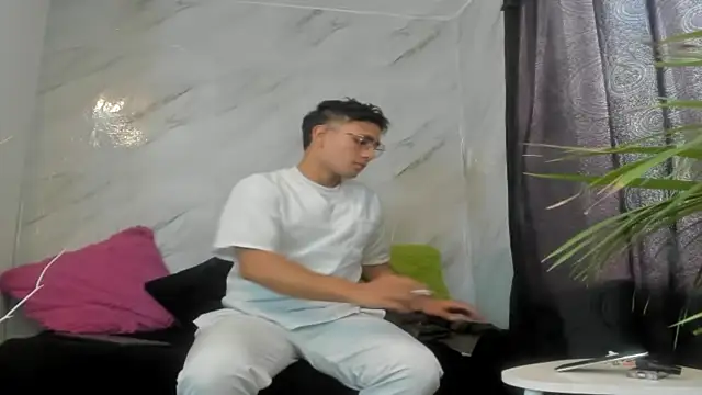 Snapshot of boy_castel_coral chatting on November 6, 9:05 pm boy castel coral online show from November 6, 9:05 pm