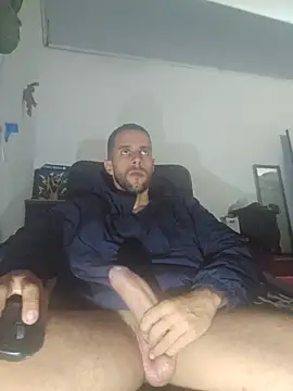 Snapshot of lucweed chatting on May 14, 10:49 pm lucweed online show from May 14, 10:49 pm