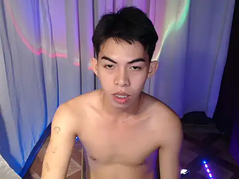 Snapshot of Urhotsilverboy chatting on April 6, 2:18 pm Urhotsilverboy online show from April 6, 2:18 pm