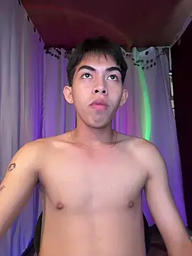Snapshot of Urhotsilverboy chatting on April 8, 2:28 pm Urhotsilverboy online show from April 8, 2:28 pm