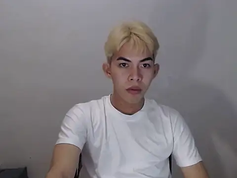 Snapshot of Urhotsilverboy chatting on May 22, 4:23 pm Urhotsilverboy online show from May 22, 4:23 pm