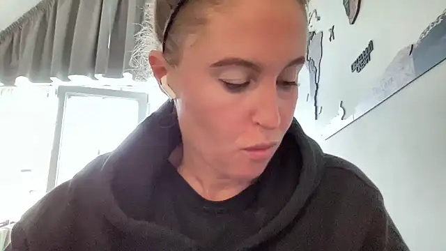 Snapshot of Ameli8 chatting on November 8, 1:22 pm Ameli8 online show from November 8, 1:22 pm