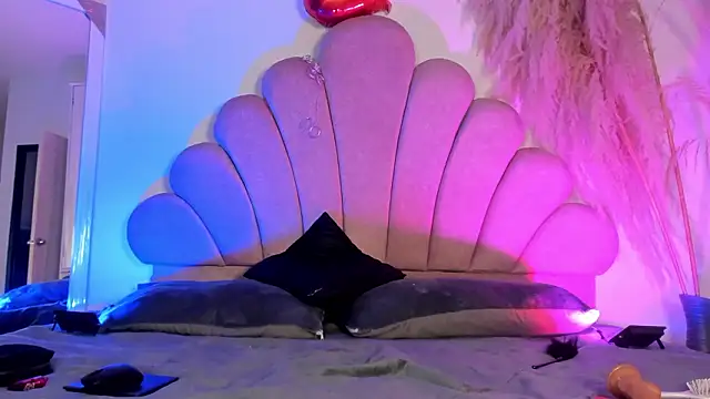 Dominique Rae online show from March 13, 8:04 pm