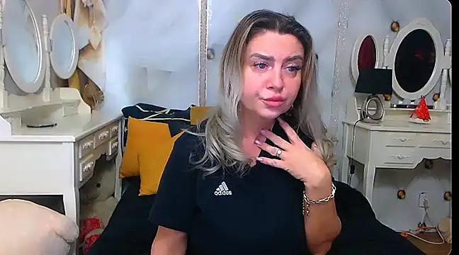 Snapshot of xplayfullblondexx chatting on January 13, 6:06 am xplayfullblondexx online show from January 13, 6:06 am