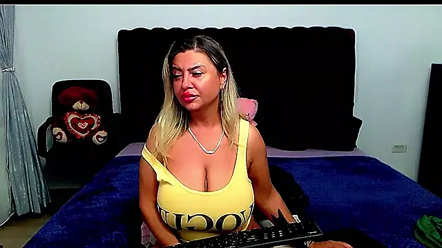 Snapshot of xplayfullblondexx chatting on July 11, 5:32 am xplayfullblondexx online show from July 11, 5:32 am