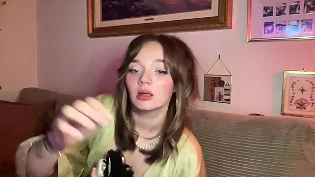 Snapshot of angelgirl98 chatting on March 6, 6:10 am angelgirl98 online show from March 6, 6:10 am