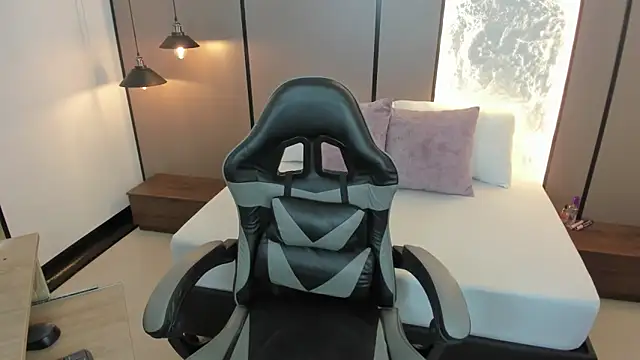 coral rosse  online show from November 24, 8:30 pm