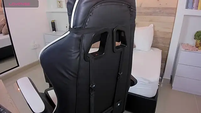 coral rosse  online show from December 22, 2:30 am