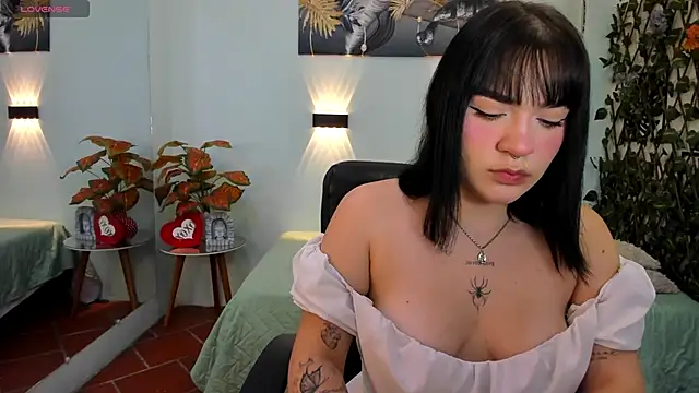 Snapshot of pixie_kat chatting on November 8, 10:52 pm pixie kat online show from November 8, 10:52 pm