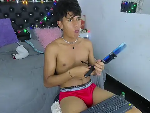 Snapshot of Valentino_Lane chatting on December 15, 2:05 am Valentino Lane online show from December 15, 2:05 am