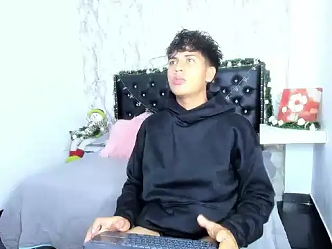 Snapshot of Valentino_Lane chatting on December 16, 2:16 am Valentino Lane online show from December 16, 2:16 am