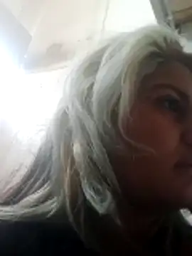 Snapshot of Hollywouldd chatting on November 9, 5:44 pm Hollywouldd online show from November 9, 5:44 pm