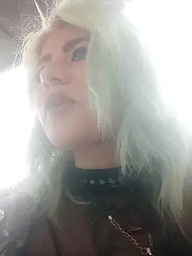 Snapshot of Hollywouldd chatting on November 10, 5:01 pm Hollywouldd online show from November 10, 5:01 pm