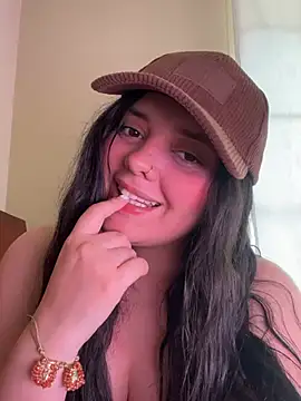 Snapshot of candicewest_ chatting on April 19, 4:39 pm candicewest online show from April 19, 4:39 pm