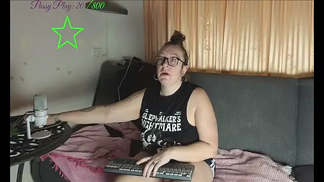 JadeStarUK online show from July 31, 12:10 am