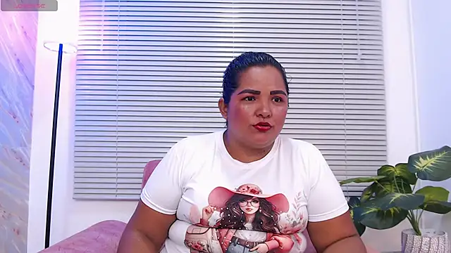 Snapshot of Lunaa_Milf chatting on November 11, 3:50 am Lunaa Milf online show from November 11, 3:50 am