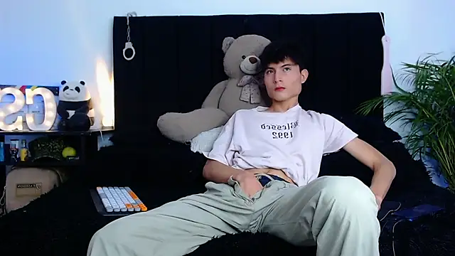 Snapshot of thomasbennett_ chatting on November 7, 6:08 pm thomasbennett online show from November 7, 6:08 pm