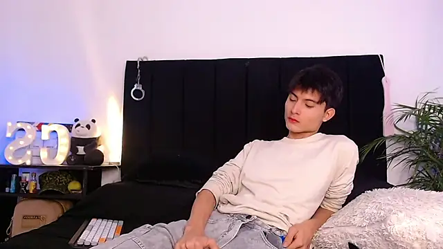 Snapshot of thomasbennett_ chatting on November 8, 11:54 am thomasbennett online show from November 8, 11:54 am