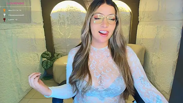 Snapshot of isabella__r chatting on June 11, 12:43 am isabella r online show from June 11, 12:43 am