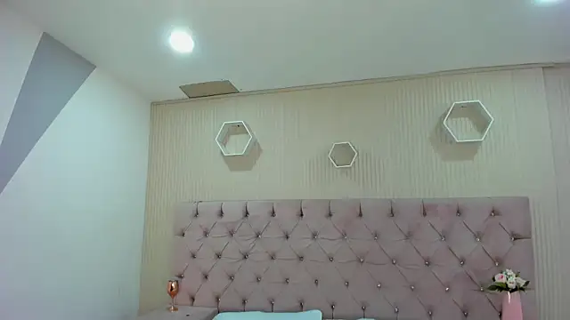 Snapshot of ZarinaWynne chatting on May 18, 2:23 pm ZarinaWynne online show from May 18, 2:23 pm