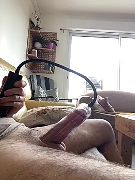 Snapshot of Guigui17000@xh chatting on March 14, 10:32 am Guigui17000xh online show from March 14, 10:32 am