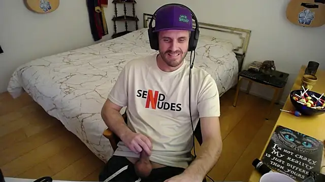 Snapshot of skatejocke chatting on November 19, 9:31 am skatejocke online show from November 19, 9:31 am