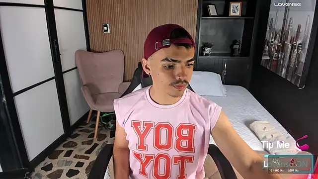 Snapshot of NicoKingg_ chatting on November 11, 1:38 am NicoKingg online show from November 11, 1:38 am