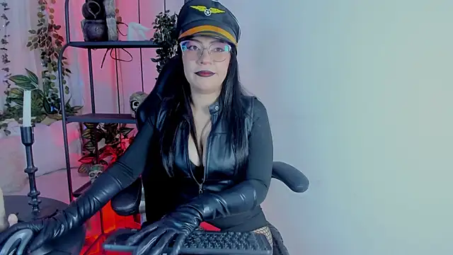 Snapshot of Halley_Ravenn chatting on May 15, 9:22 pm Halley Ravenn online show from May 15, 9:22 pm
