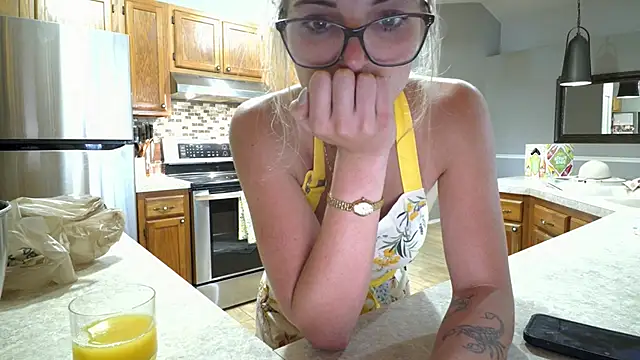 Snapshot of RosieCheeks_ chatting on June 16, 5:37 pm RosieCheeks online show from June 16, 5:37 pm