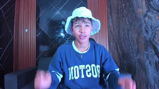 Snapshot of Timmy_Kiing_ chatting on November 24, 8:30 pm Timmy Kiing online show from November 24, 8:30 pm