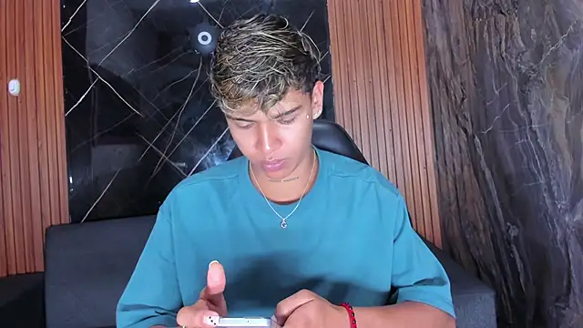 Snapshot of Timmy_Kiing_ chatting on December 3, 9:13 pm Timmy Kiing online show from December 3, 9:13 pm