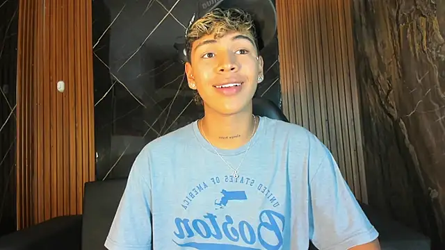 Snapshot of Timmy_Kiing_ chatting on December 4, 8:39 pm Timmy Kiing online show from December 4, 8:39 pm