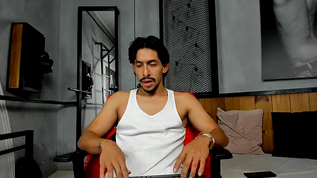 Snapshot of DylanRay_18 chatting on November 9, 7:12 pm DylanRay 18 online show from November 9, 7:12 pm